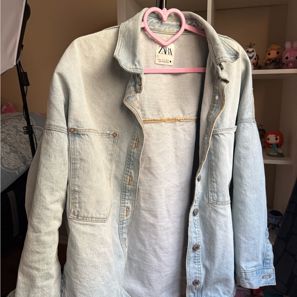 ZARA Light Wash Denim Jacket – Size M (Women’s)